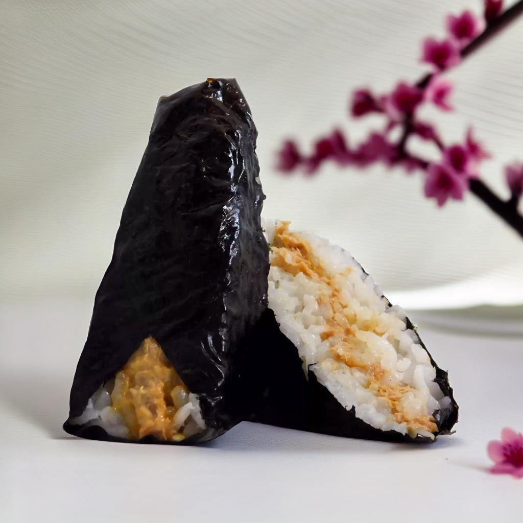 Tonijn Onigiri Door De Helft